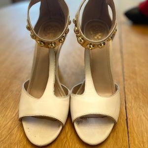 VINCE CAMUTO WHITE AND GOLD HEEL SANDALS